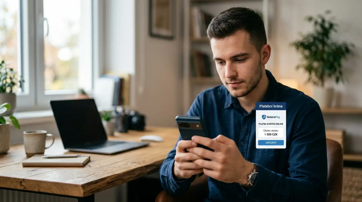 Muž drží chytrý telefon s otevřenou platební bránou pro vklad do casina přes mobil